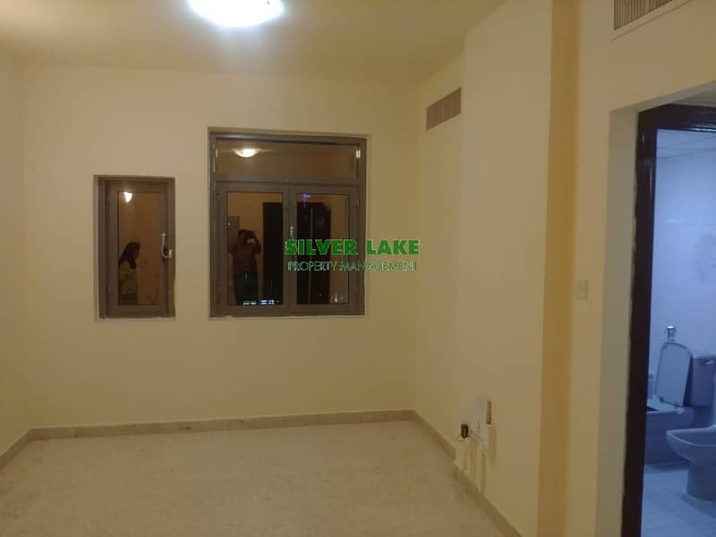 1 B/R CENTRAL A/C  FLAT FOR RENT IN MUROOR 42K