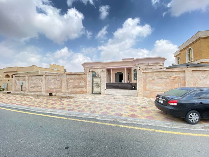 Villa for rent in Ajman, Al Hamidiya area 4 rooms, a sitting room, a hall, and a maid’s room With air conditioners Inner car awning AED 95,000 is required in 3 payments Citizen electricity
