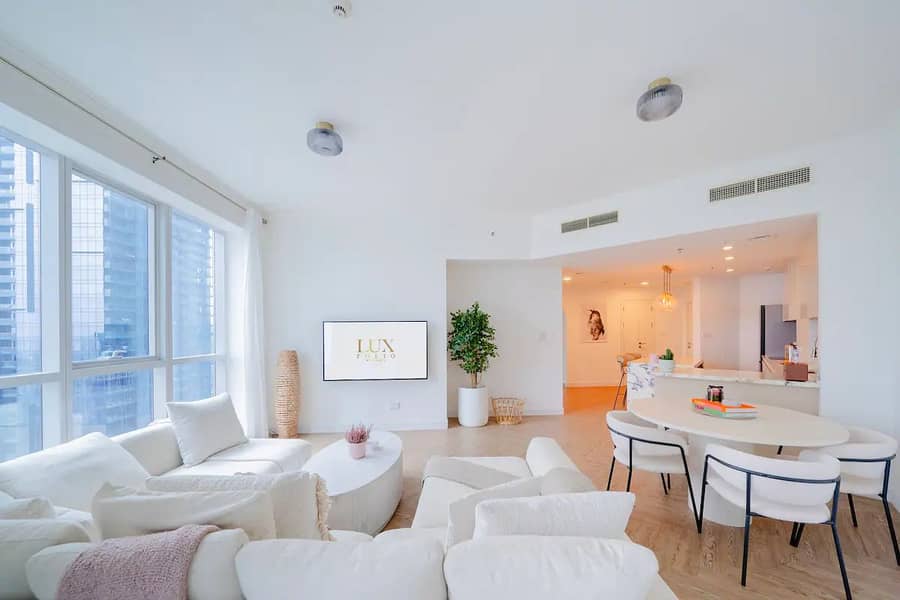 LUXFolio Retreats | Modern and Bright Marina Apartment