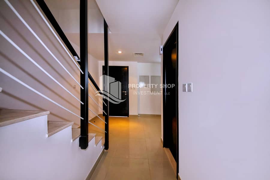 2 2-bedroom-villa-al-reef-contemporary-village-hallway. JPG