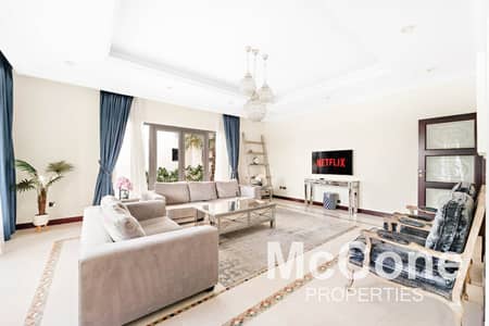 4 Bedroom Villa for Sale in Palm Jumeirah, Dubai - Extended Plot | Vacant On Transfer | Atrium Entry