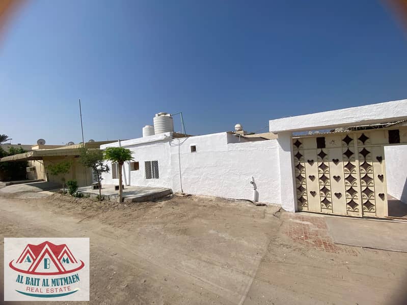 Three-bedroom house with clean yard in Ghafia