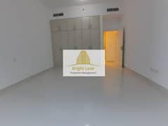 شقة في شارع حمدان 2 غرف 100000 درهم - 8854280