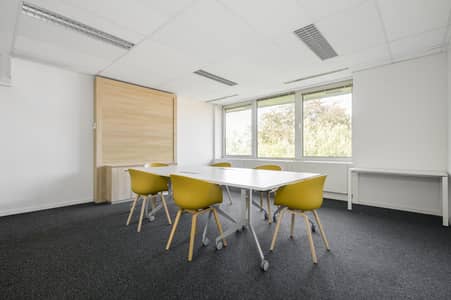 مکتب  للايجار في المجاز، الشارقة - Regus Office Park 3453 Waterloo Belgium Large Meeting Room. jpg