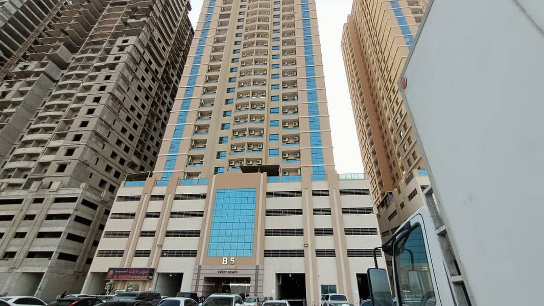 For sale from the owner in Ajman, Emirates City, an apartment of 4 bedrooms and a hall, government electricity