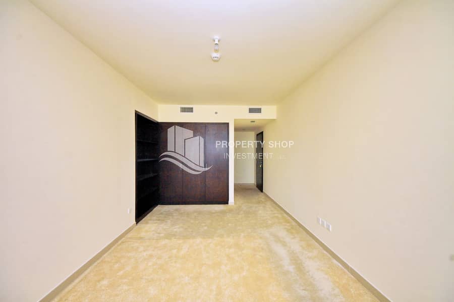 8 1-bedroom-abu-dhabi-al-reem-island-shams-abu -dhabi-sun-tower-closet. JPG
