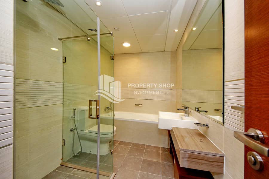 11 2-bedroom-apartment-al-reem-island-shams-abu-dhabi-gate-tower-1-master-bathroom. JPG