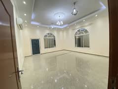 Villa for rent in Ajman, Al-Raqaib area  3 bedrooms, a board and a lounge  And his servant's room  With air conditioners  85 thousand dirhams are required  An area of 8000 feet  In front of the villa, there is a big rebounce.  On a main street