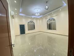 Villa for rent in Ajman, Al Raqayeb area 3 bedrooms, a sitting room and a hall And a maid's room With air conditioners 85 thousand dirhams are required An area of ​​8000 square feet In front of the villa, there is a large setback On a main street