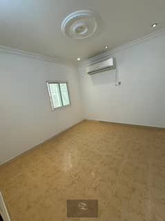 For annual rent an annex in Sharjah / Al Quoz area     Excellent location, the second piece of the main street