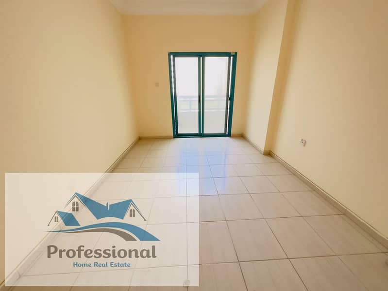 SPECIOUS NICE 2BHK CENTRALISED AC AND GAS WITH BALCONY FAMILY BUILDING 6 chq just 27k Al Qasimia