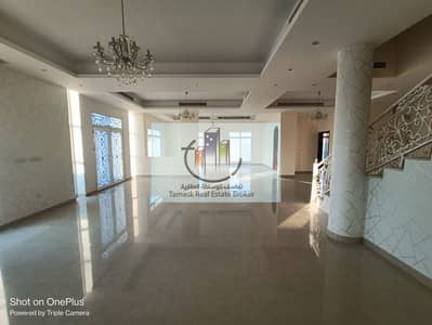 A beautiful villa for rent in Al Mizhar, two floors, 5 master rooms and sur face block2 kitchen