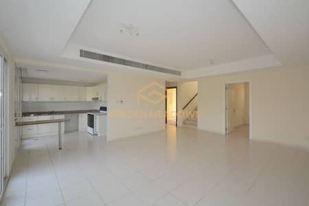 تاون هاوس 3 غرف نوم للبيع في الينابيع، دبي - Livingroom. jpg