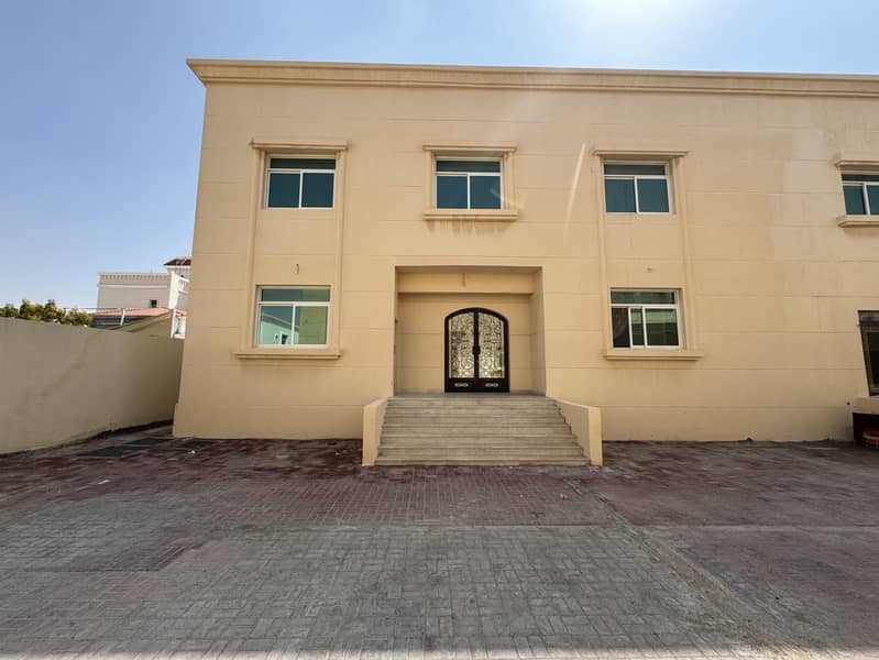 Outstanding 3 Bedrooms, Majlis, Hall with free Parking Villa