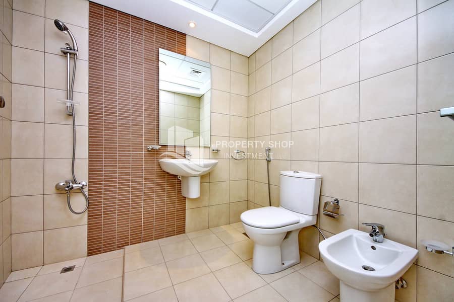 11 2-bedroom-apartment-al-reem-island-shams-abu-dhabi-amaya-tower-bathroom. JPG
