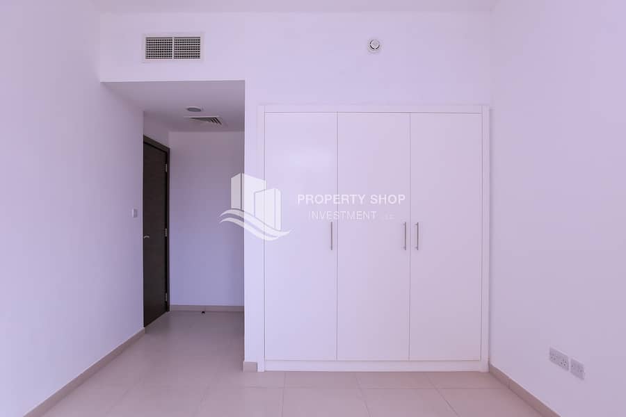 4 1-bedroom-apartment-abu-dhabi-alghadeer-closet. JPG