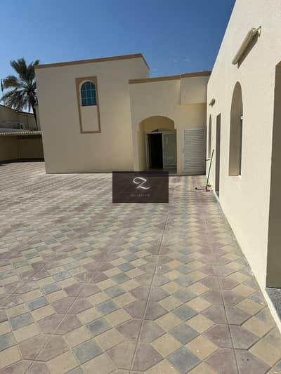 6 Bedroom Villa for Sale in Al Sabkha, Sharjah - bd902a7e-48d4-4dd9-9055-be23595010a3. jpg
