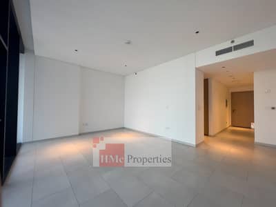 Studio for Sale in Business Bay, Dubai - 658SqFt Big Lay-Out Vacant Soon Must Have