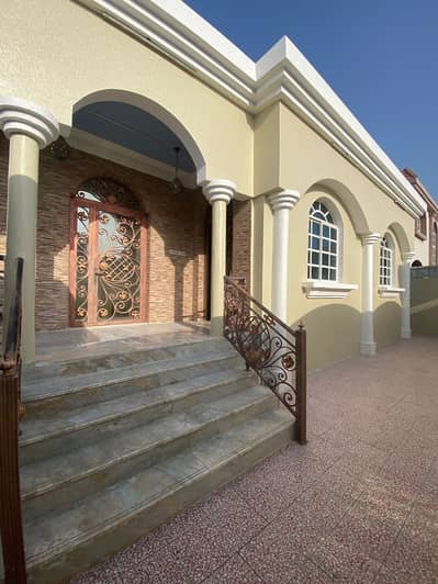Ground floor villa in Rawda 2 4 rooms, a sitting room and a hall With air conditioners On an asphalt street 75 thousand dirhams are required