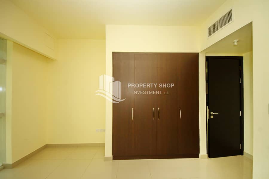 4 1-bedroom-apartment-abu-dhabi-al-reem-island-marina-square-tala-tower-cabinet. JPG