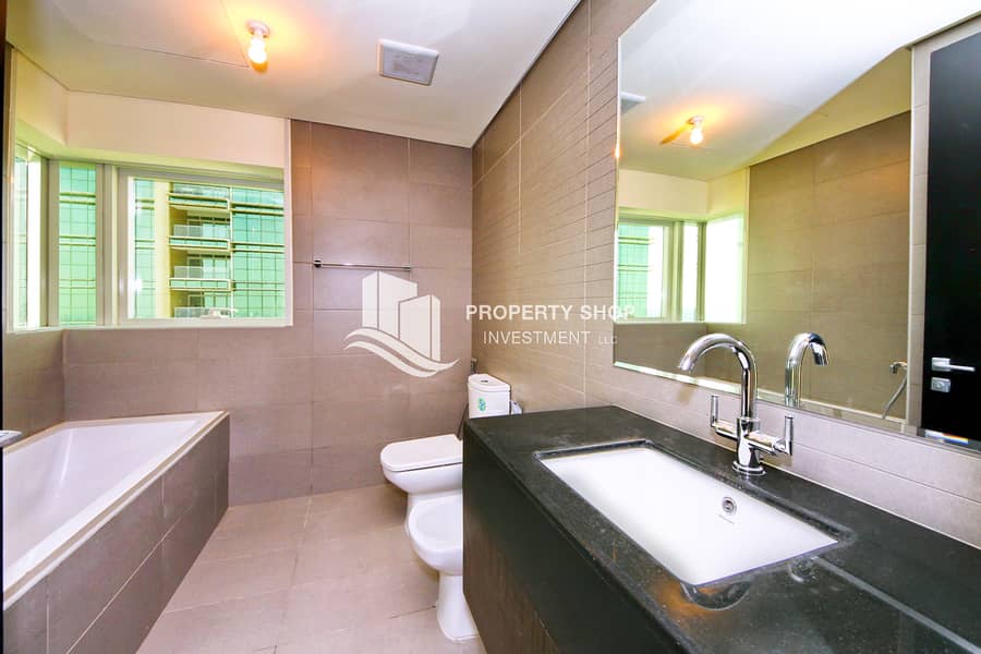15 3-bedroom-apartment-abu-dhabi-al-reem-island-marina-square-tala-tower-master-bathroom. JPG