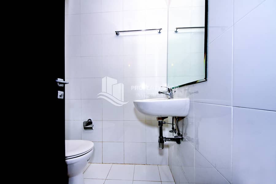 17 3-bedroom-apartment-abu-dhabi-al-reem-island-marina-square-tala-tower-maids-bathroom. JPG