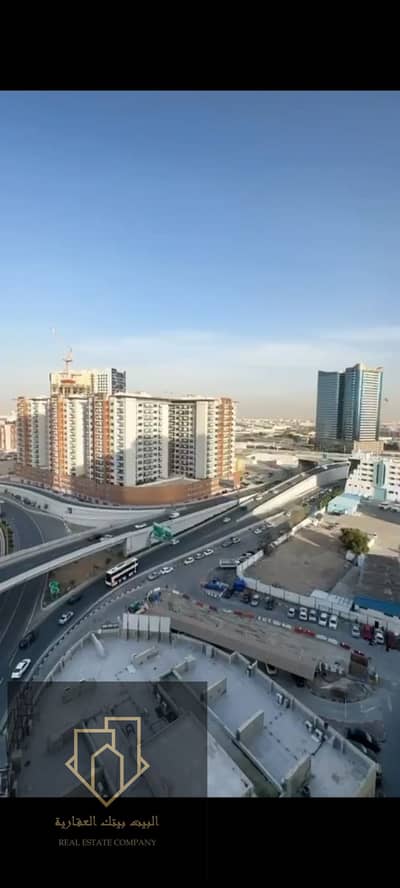 Take the opportunity and get a furnished apartment in the Pearl Towers at an attractive price of 295 thousand dirhams, which includes parking. The apartment features an area of 890 square feet