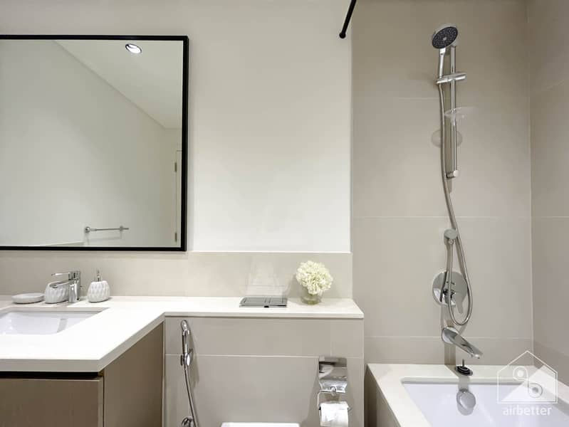 53 Crown Tower - 2901-WC-4. jpg