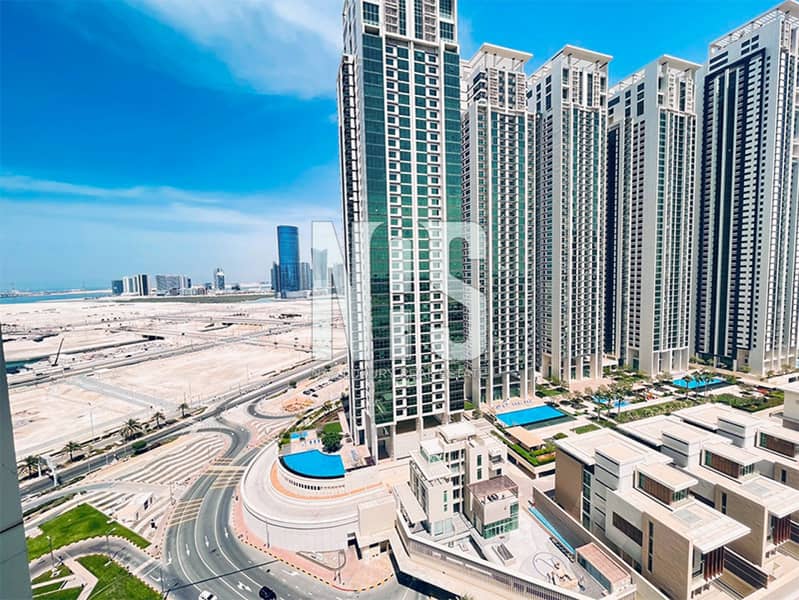Luxurious 1 BR with Balcony | Prime Location