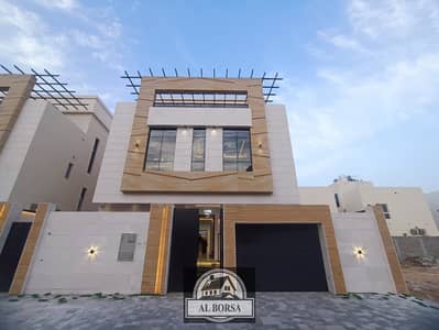 For sale, a luxurious villa in Al-Helio, 5 rooms, a sitting room, three halls, three kitchens, a swimming pool, a roof, and a large balcony.