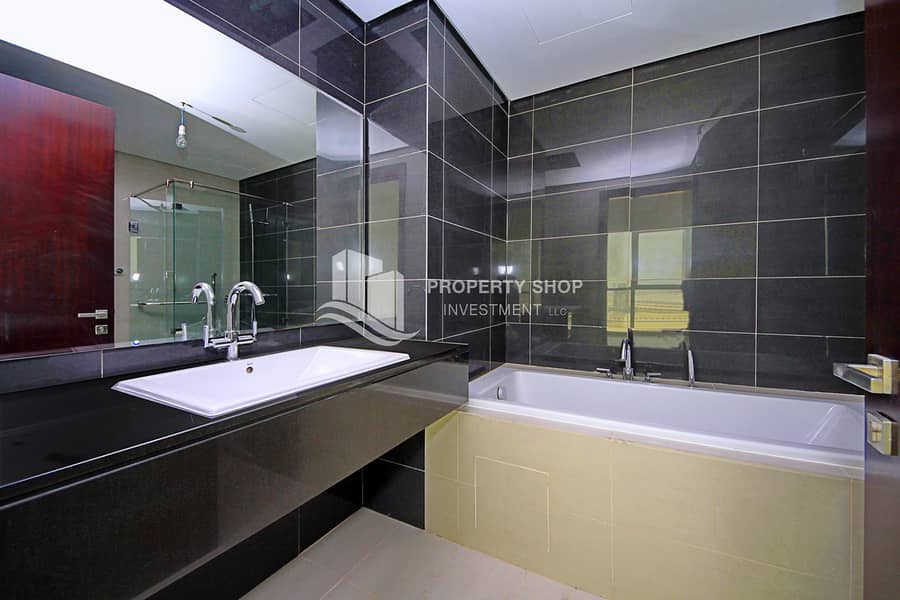 12 3-br-apartment-abu-dhabi-al-reem-island-marina-square-al-durrah-master-bathroom. JPG