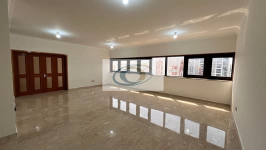 فلیٹ 4 غرف نوم للايجار في المركزية، أبوظبي - IMG_8682. jpeg