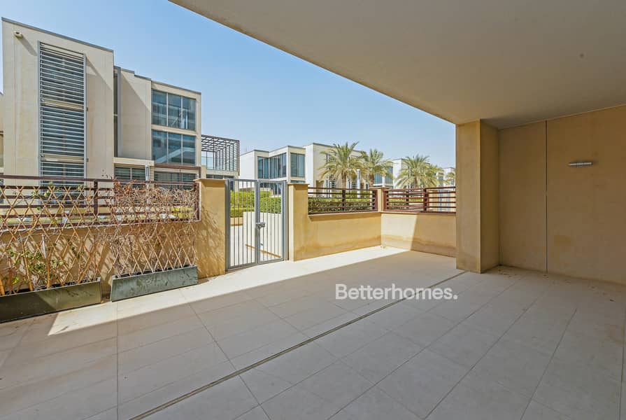 Elegant Townhouse with terrace in ground floor