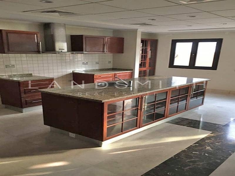 5 Upgraded 6 Bed Hattan L2 Lake View Villa