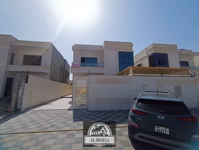 For sale, a luxurious villa in Al Helio, 5 rooms, a sitting room, and a hall, an area of 4200 square feet, wall cabinets, a balcony, and a terrace.