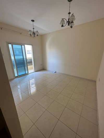 Two rooms and a hall with 2 bathrooms and a balcony. Excellent area in Al-Rawda 1, behind Al-Hamidiyeh Police. The price is 35 thousand in 4 or 6 paym