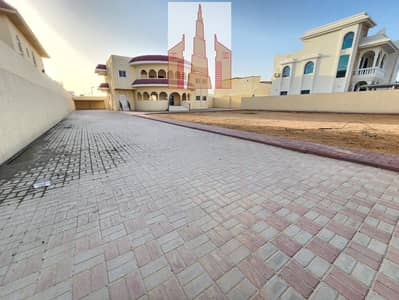 villa for rent  in sharjah 5 Bed Room  2 big hall 1 Big Majlis  Maids room 1 wachman room very big Garden 140k