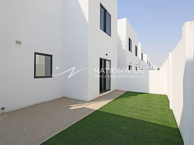 2 Bedroom Townhouse for Sale in Al Ghadeer, Abu Dhabi - Elegant 2BR| Ideal Area| Rented| Family-Friendly