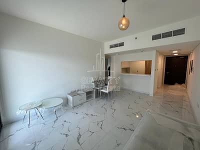 شقة 4 غرف نوم للايجار في شاطئ الراحة، أبوظبي - hallway-with-2-seater-couch-dining-table-and-nice-ambience-lighting-in-apartment-al-raha-lofts-2. jpg