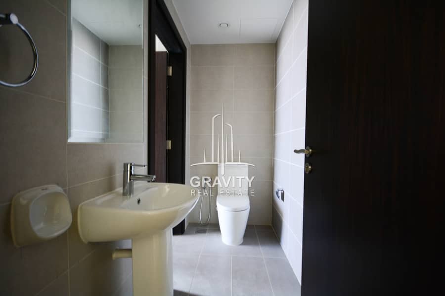 13 clean-and-net-bathroom-with-bathtub-in-marina-bay-1-bedroom-apartment-city-of-lights-abu-dhabi. JPG