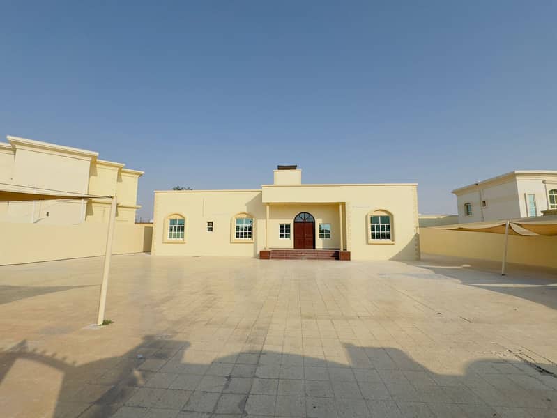 A villa for rent consisting of five rooms, a sitting room, a hall, and a very large courtyard. A fully maintained villa with air conditioners and electricity. An area of ​​10,000 square feet in Al Hamidiya, near the sports park. 110 Oren required