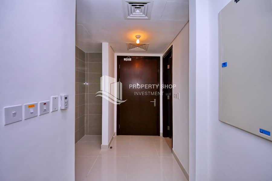 10 1-bedroom-apartment-al-reem-island-marina-square-al-maha-tower-foyer. JPG