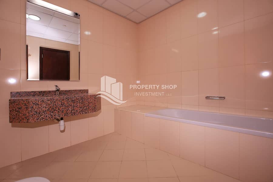 8 studio-apartment-abu-dhabi-al-reem-island-city-of-lights-hydra-avenue-bathroom. JPG