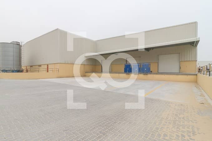 Warehouse with Racks for Storage and Logistics in JAFZA
