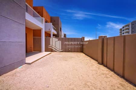 4 Bedroom Villa for Sale in Al Reef, Abu Dhabi - 4-bedroom-villa-al-reef-contemporary-village-backyard. JPG