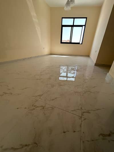 A room and a hall for the first resident in Al Mowaihat 3, close to Ajman Academy and the Sharjah and Dubai exits. The price is 29 thousand. Payment i