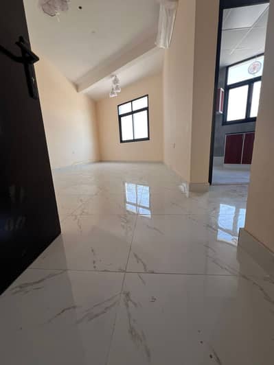 A room and a hall for the first resident in Al Mowaihat 3, close to Ajman Academy and the Sharjah and Dubai exits. The price is 31 thousand. Payment i