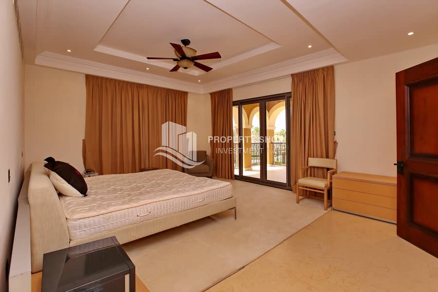 4 5-br-standard-villa-abu-dhabi-saadiyat-beach-mediterranean-master-bedroom-2. JPG