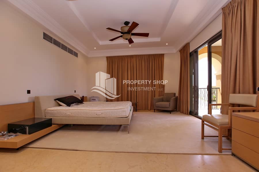7 5-br-standard-villa-abu-dhabi-saadiyat-beach-mediterranean-master-bedroom-1. JPG