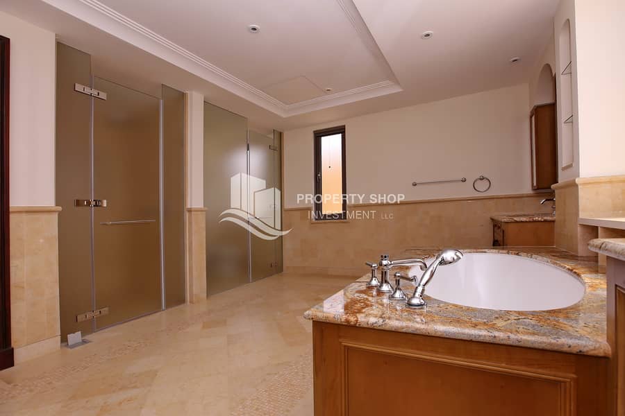 8 5-br-standard-villa-abu-dhabi-saadiyat-beach-mediterranean-master-bathroom-1. JPG